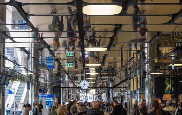 Spiegelähnliche Deckenelemente in Ijahl Amsterdam